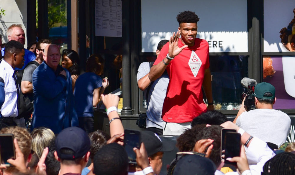 请不要在文艺演出中插播世界杯抽签（文艺演出请勿穿插世界杯抽签）