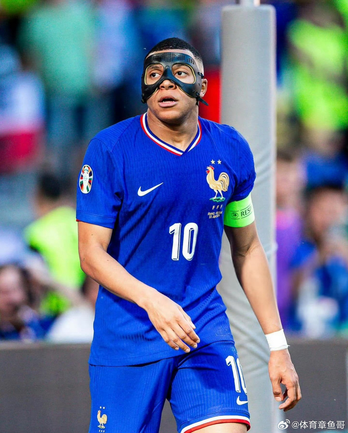 2025中足联颁奖会：成都蓉城刘殿座获中超最佳门将（中足联2025颁奖礼：成都蓉城刘殿座荣膺中超最佳门将）