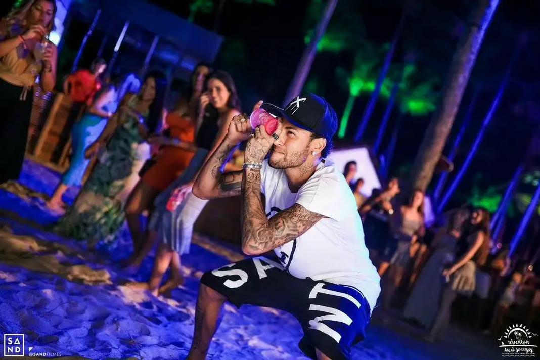 继承了谢霆锋和张柏芝的神颜！ 18岁谢振轩现身深圳滑雪场（18岁谢振轩深圳滑雪场亮相，颜值神似父母谢霆锋、张柏芝）