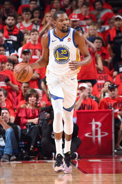 杜加利奇庆祝保级：面临压力阻碍各种问题，我们最终战胜一切（杜加利奇：顶住重压化解阻碍，最终成功保级）