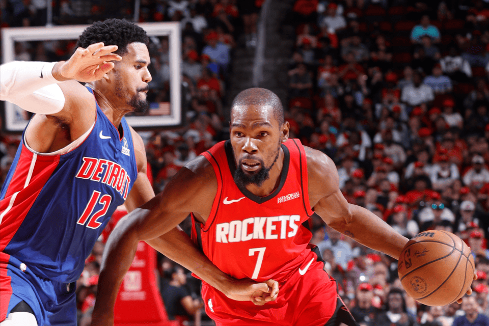 怀特第三节轰14分带队反超，米勒单节4三分回应（怀特第三节狂砍14分助队反超，米勒单节4记三分强势回敬）