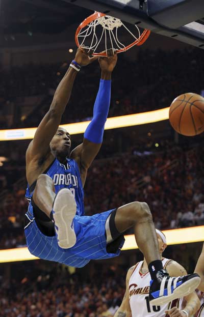 韩鹏：徐根宝指导80多岁高龄还在工作一线，这非常让人感动（韩鹏：八旬徐根宝仍坚守一线，令人动容）