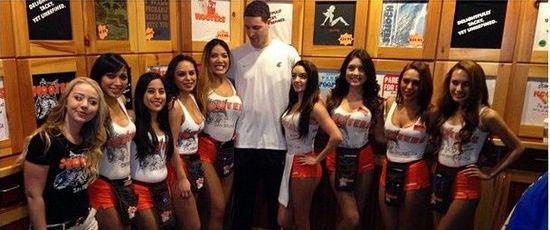 王曼昱“憋笑”嘴角压得好辛苦！想笑又不敢笑，与场上成鲜明对比（王曼昱强忍笑意，嘴角按得紧：想笑不敢笑，与赛场氛围形成强烈反差）