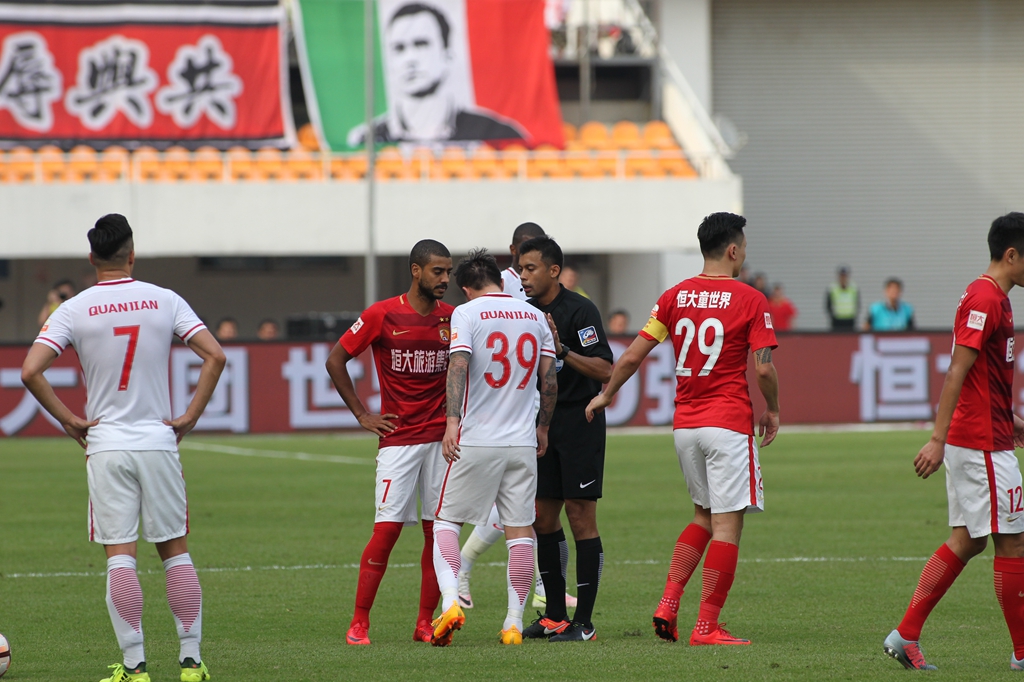 泽林斯基：如果这都能判点球，那所有的接触都是点球（泽林斯基：要是这种也判点，每次接触不都成点球了）